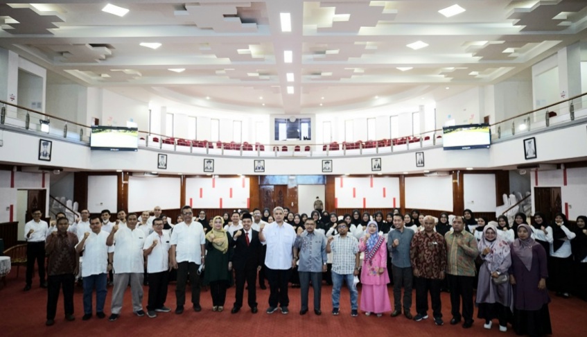 Rektor Unand Serahkan SK 45 CPNS Dosen dan Tendik